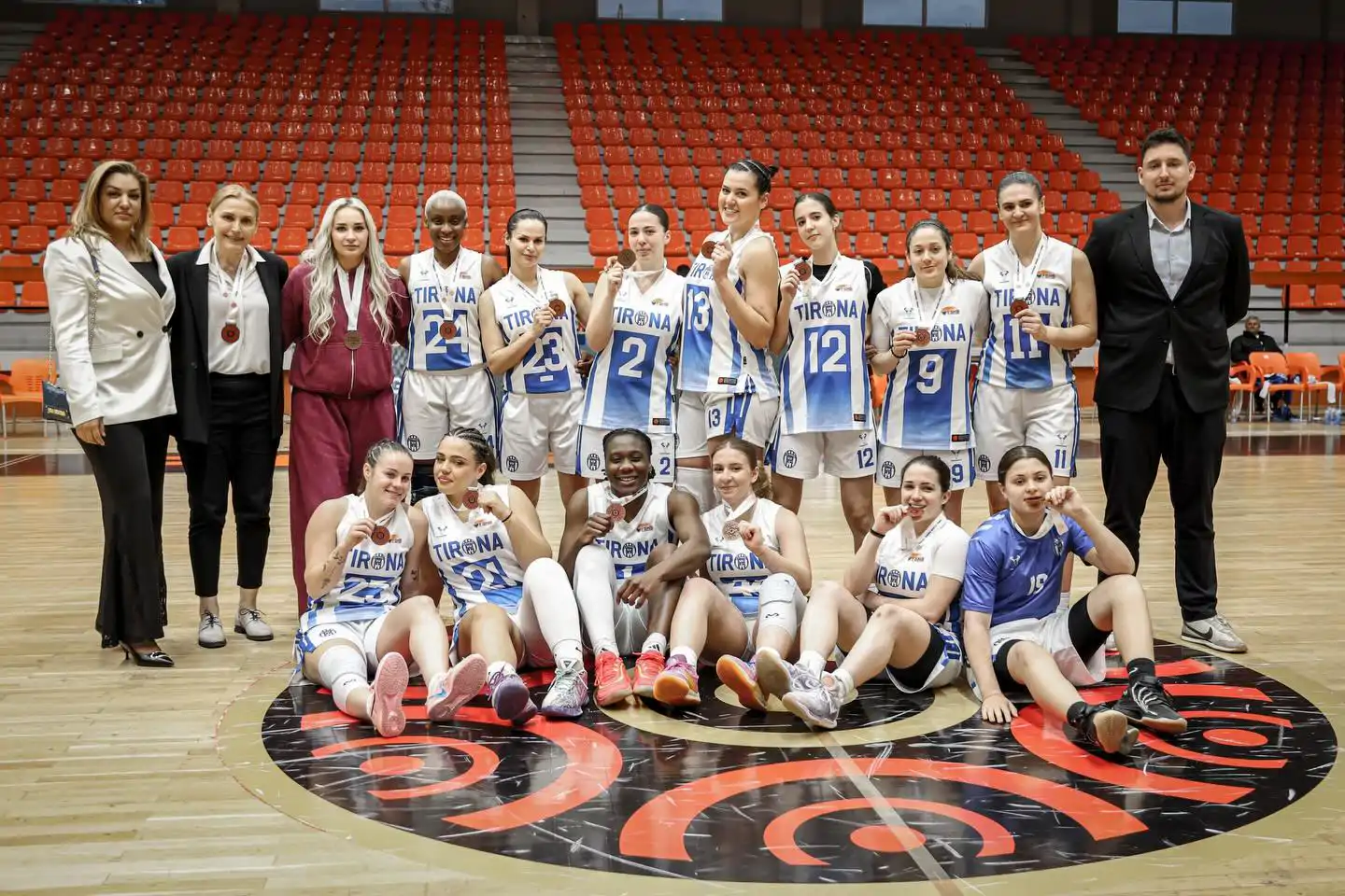 Pamje nga ndeshja në mes të KS Tirana dhe KB Flamurtari për vendin e tretë dhe ceremonia